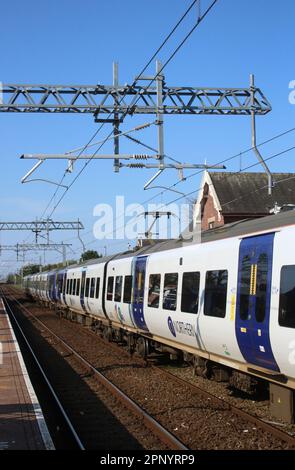 Vue latérale des trains du Nord Civity classe 331 unités multiples électriques 331020 et 331014 à la gare de Layton le 21st avril 2023. Banque D'Images