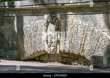 Saint-Pétersbourg, Tsarskoye Selo, masque architectural sur le mur de la rampe du parc Catherine Banque D'Images