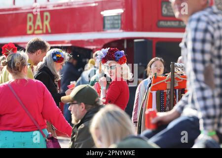 The groovy et coloré Kings Cross Classic car Boot vente sur Granary Square, au printemps 2023, au nord de Londres, Royaume-Uni Banque D'Images