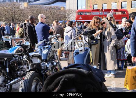 The groovy et coloré Kings Cross Classic car Boot vente sur Granary Square, au printemps 2023, au nord de Londres, Royaume-Uni Banque D'Images