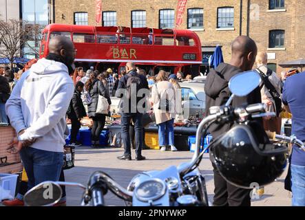 The groovy et coloré Kings Cross Classic car Boot vente sur Granary Square, au printemps 2023, au nord de Londres, Royaume-Uni Banque D'Images