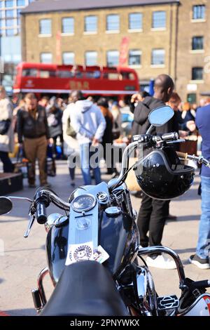 The groovy et coloré Kings Cross Classic car Boot vente sur Granary Square, au printemps 2023, au nord de Londres, Royaume-Uni Banque D'Images