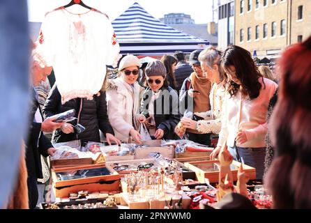 The groovy et coloré Kings Cross Classic car Boot vente sur Granary Square, au printemps 2023, au nord de Londres, Royaume-Uni Banque D'Images