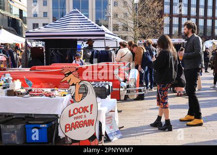 The groovy et coloré Kings Cross Classic car Boot vente sur Granary Square, au printemps 2023, au nord de Londres, Royaume-Uni Banque D'Images