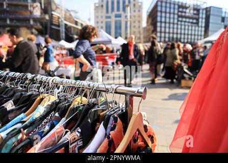 The groovy et coloré Kings Cross Classic car Boot vente sur Granary Square, au printemps 2023, au nord de Londres, Royaume-Uni Banque D'Images