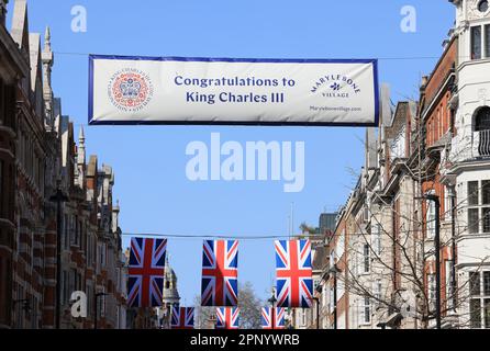 Se préparer au Coronation du roi Charles III, les drapeaux et les banderoles sont en place à Marylebone, dans le centre de Londres, au Royaume-Uni Banque D'Images