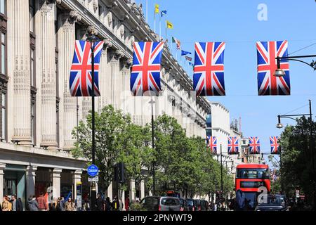 Se préparer au King Charles III Coronation, l'Union Jack Bunkting se trouve sur Oxford Street, Londres, Royaume-Uni Banque D'Images