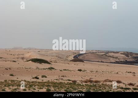 La tempête de poussière de Calima survolez les dunes de sable du parc national de Corralejo Corralejo Fuerteventura Banque D'Images