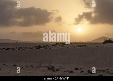 La tempête de poussière de Calima survolez les dunes de sable du parc national de Corralejo Corralejo Fuerteventura Banque D'Images