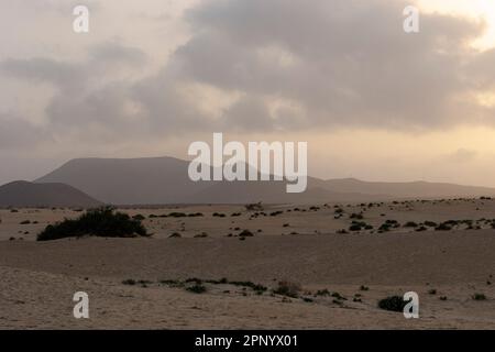 La tempête de poussière de Calima survolez les dunes de sable du parc national de Corralejo Corralejo Fuerteventura Banque D'Images