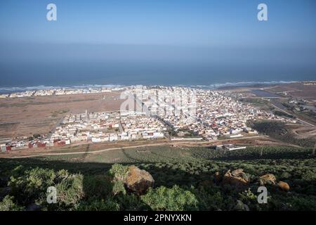 Vue sur la ville côtière de Sidi Ifni depuis une montagne voisine. Banque D'Images