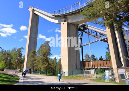 La partie supérieure de l'installation de saut à ski tours de saut à ski en été, Lahti en Finlande Banque D'Images