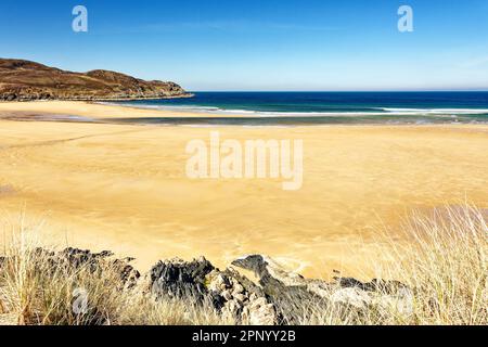 Baie de Torrisdale Sutherland Scotland ciel bleu l'interminable plage de sable et une mer bleu vert Banque D'Images