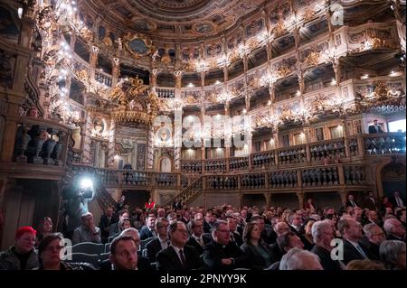 Bayreuth, Allemagne. 21st avril 2023. Les visiteurs s'assoient dans l'Opéra Margravial pour l'ouverture du musée de l'Opéra avec le Centre d'information du patrimoine mondial. L'Opéra Margravial est un site classé au patrimoine mondial de l'UNESCO depuis 2012. Aujourd'hui, un musée et un centre d'information ont été construits juste à côté. Credit: Daniel Vogl/dpa/Alay Live News Banque D'Images