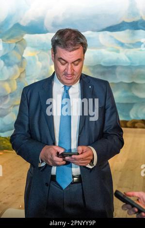 Bayreuth, Allemagne. 21st avril 2023. Et Markus Söder (CSU), ministre-président bavarois, regarde son smartphone à l'ouverture du Musée de l'Opéra avec le Centre d'information du patrimoine mondial. L'Opéra Margravial est un site classé au patrimoine mondial de l'UNESCO depuis 2012. Aujourd'hui, un musée et un centre d'information ont été construits juste à côté. Credit: Daniel Vogl/dpa/Alay Live News Banque D'Images