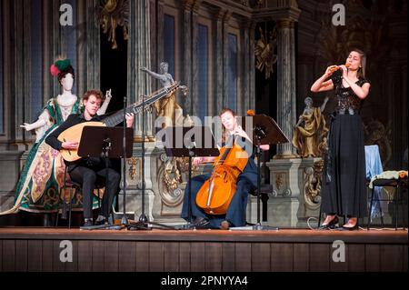 Bayreuth, Allemagne. 21st avril 2023. L'accompagnement musical pour l'ouverture du Musée de l'Opéra avec le Centre d'information du patrimoine mondial se compose d'un trio avec jute, violoncelle et flûte. L'Opéra Margravial est un site classé au patrimoine mondial de l'UNESCO depuis 2012. Aujourd'hui, un musée et un centre d'information ont été construits juste à côté. Credit: Daniel Vogl/dpa/Alay Live News Banque D'Images