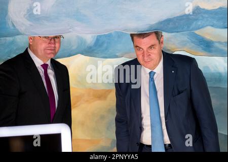 Bayreuth, Allemagne. 21st avril 2023. Albert Füracker (l, CSU), ministre des Finances et des Affaires intérieures, et Markus Söder (r, CSU), ministre bavarois, regardent un modèle de la scène de l'opéra lors de l'ouverture du Musée de l'Opéra avec le Centre d'information sur le patrimoine mondial. L'Opéra Margravial est un site classé au patrimoine mondial de l'UNESCO depuis 2012. Aujourd'hui, un musée et un centre d'information ont été construits juste à côté. Credit: Daniel Vogl/dpa/Alay Live News Banque D'Images