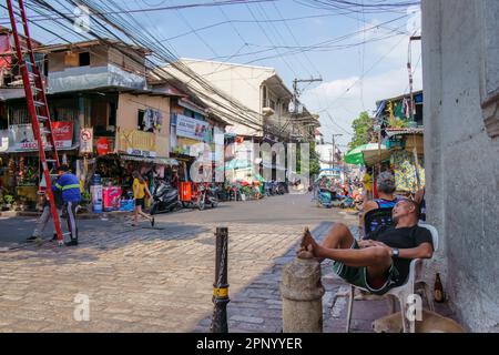 Scènes de rue dans la capitale de Manille, Philippines. La région connue sous le nom d'Intramuros est la partie ancienne de la ville prospère. Banque D'Images