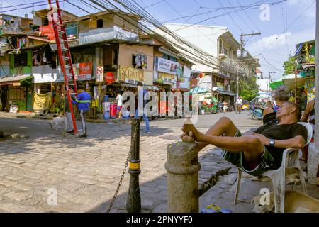 Scènes de rue dans la capitale de Manille, Philippines. La région connue sous le nom d'Intramuros est la partie ancienne de la ville prospère. Banque D'Images