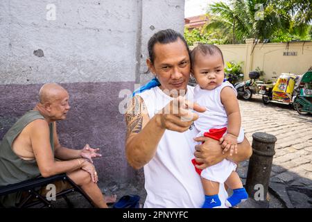 Scènes de rue dans la capitale de Manille, Philippines. La région connue sous le nom d'Intramuros est la partie ancienne de la ville prospère. Banque D'Images