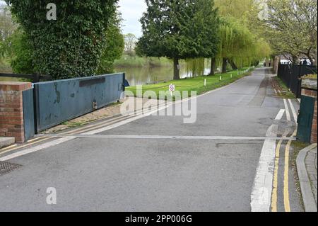 La porte d'inondation se trouve près des rives de la rivière Severn, qui traverse la ville d'Upton dans le Worcestershire, sur Severn Banque D'Images