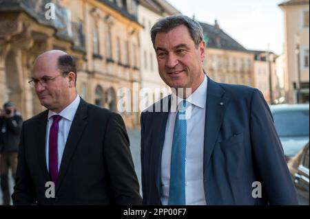 Bayreuth, Allemagne. 21st avril 2023. Albert Füracker (l, CSU), ministre des Finances et des Affaires intérieures, et Markus Söder (r, CSU), ministre bavarois, arrivent à l'ouverture du Musée de l'Opéra avec le Centre d'information sur le patrimoine mondial. L'Opéra Margravial est un site classé au patrimoine mondial de l'UNESCO depuis 2012. Aujourd'hui, un musée et un centre d'information ont été construits juste à côté. Credit: Daniel Vogl/dpa/Alay Live News Banque D'Images