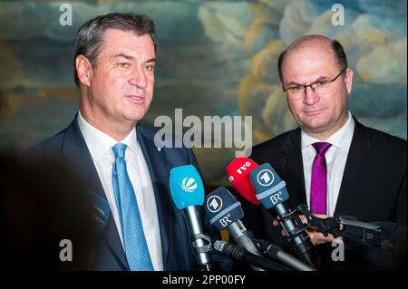 Bayreuth, Allemagne. 21st avril 2023. Markus Söder (l, CSU), président du ministre bavarois, et Albert Füracker (r, CSU), ministre des Finances et des Affaires intérieures, donnent un entretien lors de l'ouverture du Musée de l'Opéra avec le Centre d'information sur le patrimoine mondial. L'Opéra Margravial est un site classé au patrimoine mondial de l'UNESCO depuis 2012. Aujourd'hui, un musée et un centre d'information ont été construits juste à côté. Credit: Daniel Vogl/dpa/Alay Live News Banque D'Images