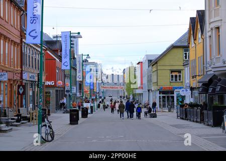 28 mai 2022 - Tromso en Norvège: Bâtiments dans la ville pendant le soleil de minuit. Tromso est considérée comme la ville la plus septentrionale du monde avec un populati Banque D'Images