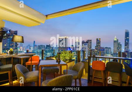 Point de vue sur la ville de Bangkok depuis le bar sur le toit, surplombant un magnifique paysage urbain et la lumière de la ville, la Thaïlande Banque D'Images