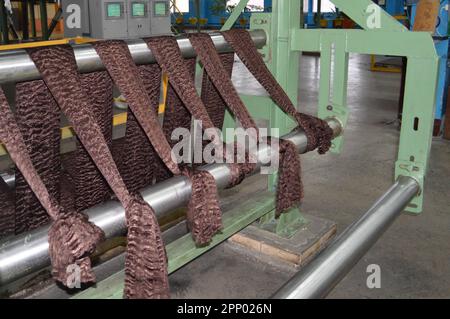 Procédé de production de fibres synthétiques de couleur brune en acrylique dans une usine chimique Banque D'Images