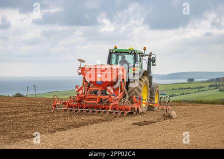 Le 2023 avril, Raymond Moloney pose de l'orge de printemps près de Garretstown, Co Liège Banque D'Images