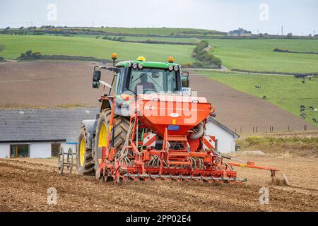 Le 2023 avril, Raymond Moloney pose de l'orge de printemps près de Garretstown, Co Liège Banque D'Images