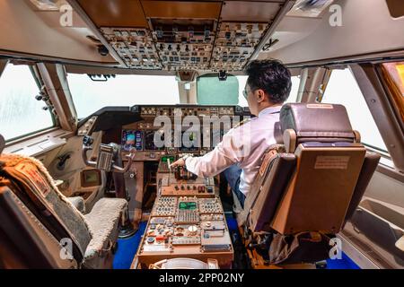 Le pilote de la compagnie aérienne travaille dans le poste de pilotage Banque D'Images