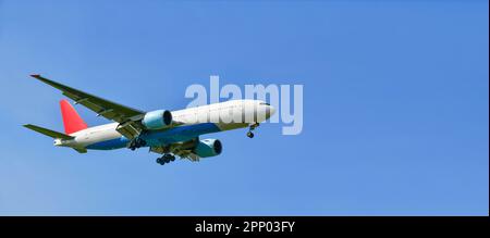 Avion vole. Avec ciel bleu, prise de vue panoramique. Banque D'Images