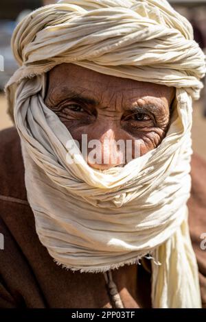 Portrait d'un berbère vêtu de djellaba et de turban traditionnels. Banque D'Images