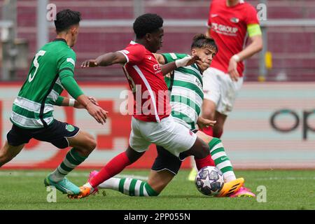 Genève, Suisse. 21st avril 2023. Genève, Suisse. 21st avril 2023. GENÈVE - (lr) Enoch Mastoras d'AZ, Afonso Moreira de Sporting CP lors du match semi-fin de la Ligue de la Jeunesse de l'UEFA entre Sporting CP et AZ Alkmaar au Stade de Genève sur 21 avril 2023 à Genève, Suisse. ANP ED VAN DE POL Banque D'Images