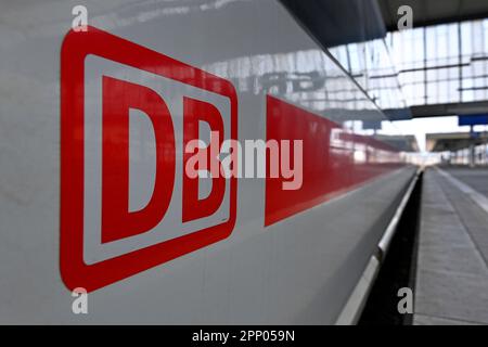 Grève vendredi, 21 avril 2023 à la gare centrale de Munich: EVG paralyse la circulation ferroviaire pendant plusieurs heures. LOGO DB sur GLACE, gros plan. ? Banque D'Images