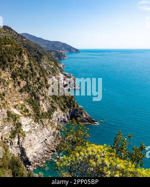 Vernazza, Corniglia et Manarola, vues depuis le sentier de l'azur entre Vernazza et Monterosso al Mare, Cinque Terre, Ligurie, Italie. Banque D'Images