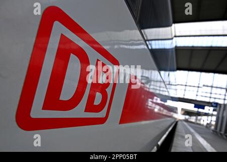 Grève vendredi, 21 avril 2023 à la gare centrale de Munich: EVG paralyse la circulation ferroviaire pendant plusieurs heures. LOGO DB sur GLACE, gros plan. ? Banque D'Images