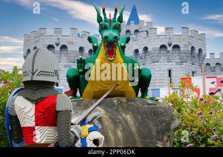 Windsor, Legoland, Angleterre, Royaume-Uni, 6th août 2021 - le Chevalier contre le Dragon devant le château Lego Banque D'Images