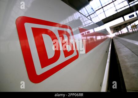 Grève vendredi, 21 avril 2023 à la gare centrale de Munich: EVG paralyse la circulation ferroviaire pendant plusieurs heures. LOGO DB sur GLACE, gros plan. ? Banque D'Images