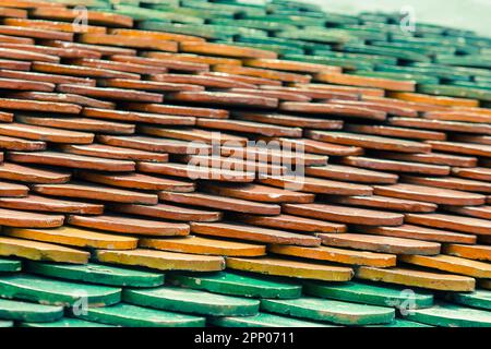 Les tuiles de toit sont faites de couches d'argile qui sont empilées en plusieurs couches. Banque D'Images