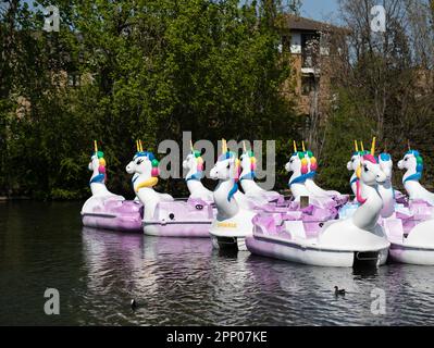 Pédalos magiques pour enfants sur le thème du licorne sur le lac à Barking Park, Barking, Essex. Banque D'Images