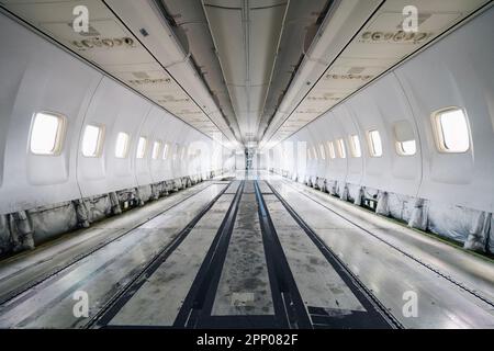 Avion commercial en maintenance lourde. Intérieur de la cabine passager sans sièges ni intérieur. Banque D'Images