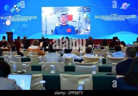 Pékin, Chine. 20th avril 2023. Cette photo prise sur 20 avril 2023 montre une vue du lieu principal du dialogue de Tiangong à Pékin, capitale de la Chine. Les astronautes de la Shenzhen-15 à bord de la station spatiale chinoise en orbite de Tiangong ont organisé jeudi une conversation vidéo en ligne avec des jeunes en Chine, en Inde et dans d'autres pays membres de l'Organisation de coopération de Shanghai (OCS). Credit: Li He/Xinhua/Alay Live News Banque D'Images