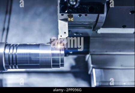 Machine à tourner CNC coupant la partie filetée métallique, la fabrication de pièces de haute technologie Banque D'Images