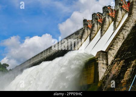 Le barrage avec centrale hydroélectrique et irrigation et inondation protection Banque D'Images