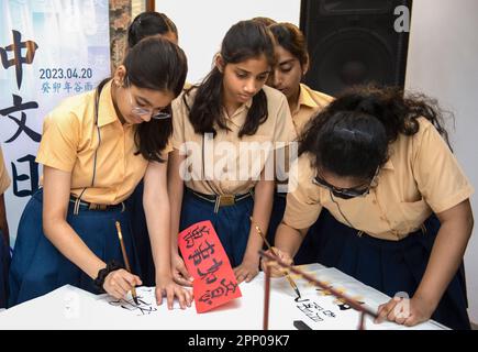 (230421) -- NEW DELHI, 21 avril 2023 (Xinhua) -- des étudiants indiens effectuent de la calligraphie chinoise tout en assistant à un dialogue avec les taikonautes chinois à bord de la station spatiale chinoise en orbite de Tiangong à New Delhi, en Inde, au 20 avril 2023. Jeudi, plus de 50 jeunes indiens ont participé à un dialogue avec des taikonautes chinois à bord de la station spatiale chinoise en orbite de Tiangong. L'événement « les étudiants Tiangong dialogue-SCO discutent avec les taikonautes de la Shenzhen-15 (vaisseau spatial) » a été organisé par le Comité de bon voisinage, d'amitié et de coopération de l'Organisation chinoise de coopération de Shanghai (OCS), Chine habitée Banque D'Images