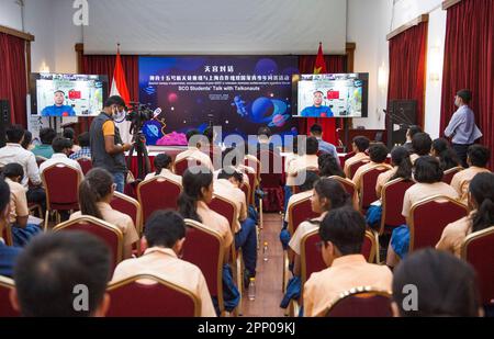 (230421) -- NEW DELHI, 21 avril 2023 (Xinhua) -- des étudiants indiens participent à un dialogue avec les taikonautes chinois à bord de la station spatiale chinoise tiangong en orbite à travers le mode virtuel à New Delhi, Inde, 20 avril 2023. Jeudi, plus de 50 jeunes indiens ont participé à un dialogue avec des taikonautes chinois à bord de la station spatiale chinoise en orbite de Tiangong. L'événement « Tiangong dialogue-SCO Students talk with taikonauts of Shenzhen-15 (vaisseau spatial) » a été organisé par le Comité de bon voisinage, d'amitié et de coopération de l'Organisation chinoise de coopération de Shanghai (SCO), l'Agence spatiale chinoise habitée et Banque D'Images