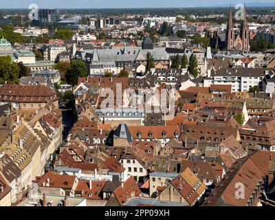 Une vue aérienne pittoresque de l'ancien paysage urbain de Strasbourg, reconnu par l'UNESCO, avec une vue imprenable sur les églises gothiques et les canaux qui serpendent à travers ses quartiers médiévaux. Banque D'Images